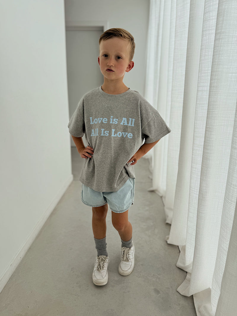 Tee Love is all gris